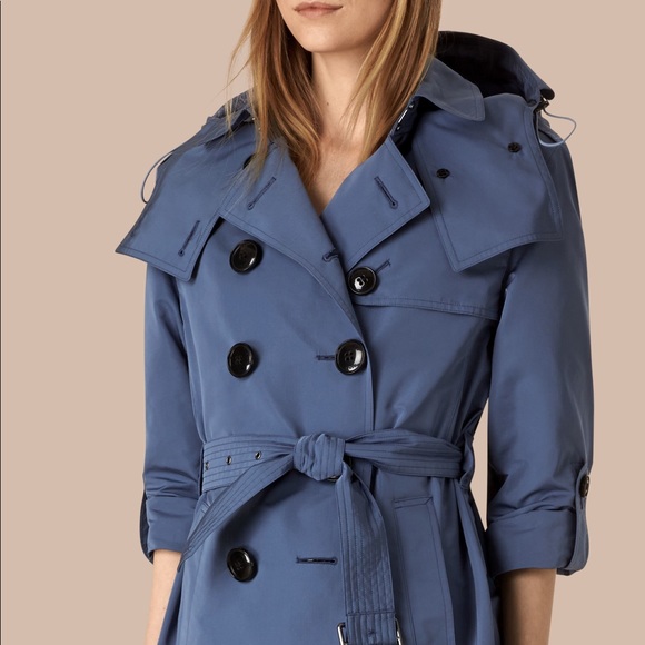 Burberry Jackets & Blazers - Gorgeous trench coat